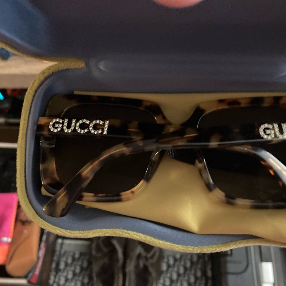 Tortoise Gucci Sunnies with Crystal Gucci written on both sides, brand new - Picture 7 of 11